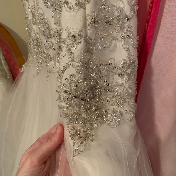 Additional wedding dress photos - Picture 3 of 8